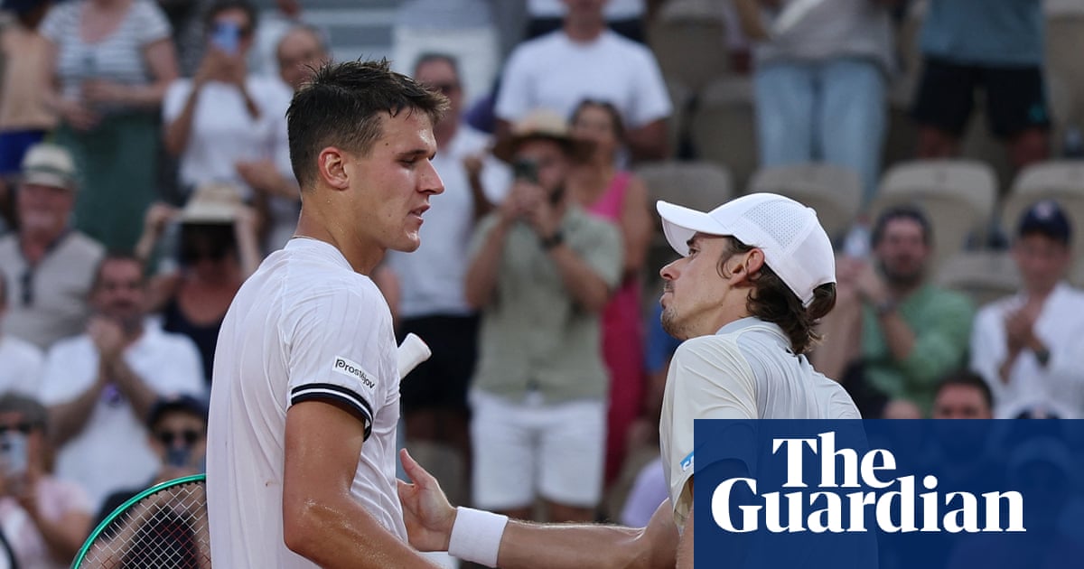 Alex de Minaur knocked out of French Open after letting lead slip