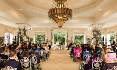 ولیعهد اردن حسین و رجوا السیف در مراسم عروسی در امان مقابل مهمانان نشسته اند.