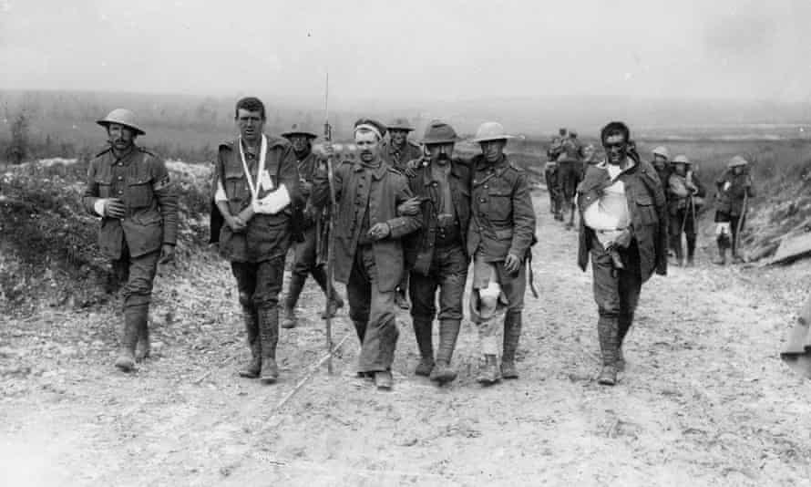 Wounded British prisoners being escorted by a German soldier, 1918.