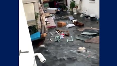 Turkey: sea water floods İzmir after powerful earthquake – video