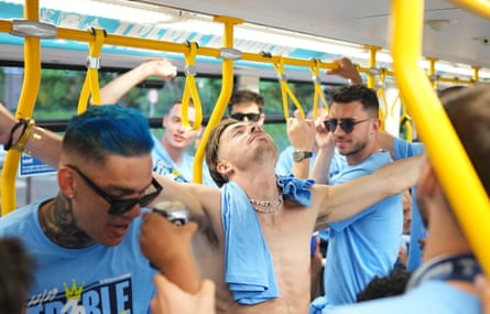 Parade Piala Manchester City MANCHESTER, INGGRIS - 12 JUNI: Reaksi Jack Grealish dari Manchester City saat para pemain Manchester City menaiki Trem Metrolink selama parade trofi Manchester City pada 12 Juni 2023 di Manchester, Inggris. (Foto oleh Tom Flathers/Manchester City FC via Getty Images)