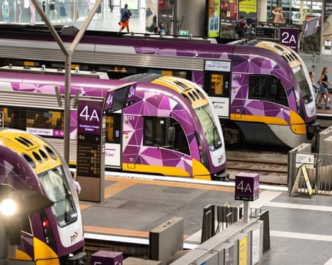 Kalabalık tren platformu