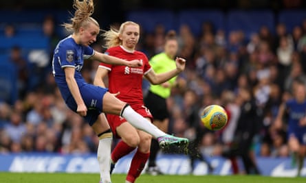 Aggie Beever-Jones shoots for Chelsea against Liverpool