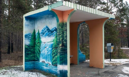 Eine farbenfroh dekorierte Bushaltestelle in der Nähe von Naroulia, einer Stadt an der Grenze des staatlichen radioökologischen Reservats Polesia, das an die Sperrzone von Tschernobyl angrenzt.