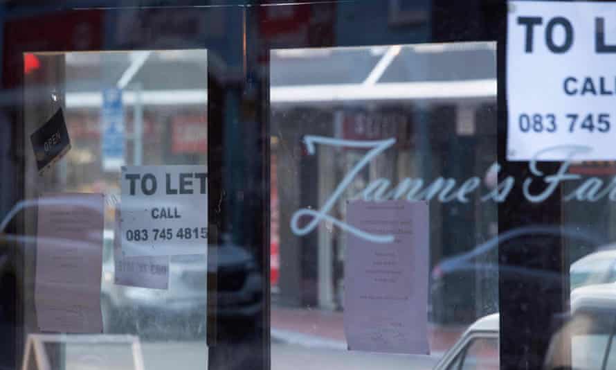 A ‘to let’ sign in the window of a restaurant in Cape Town