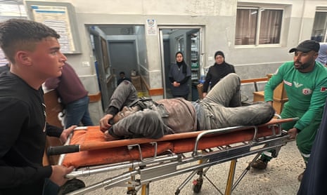 गाजा में जारी युद्धविराम के बावजूद इजरायली हमलों के बाद बच्चों सहित घायल फिलिस्तीनियों को गाजा शहर के अल-शिफा अस्पताल में स्थानांतरित किया गया है।