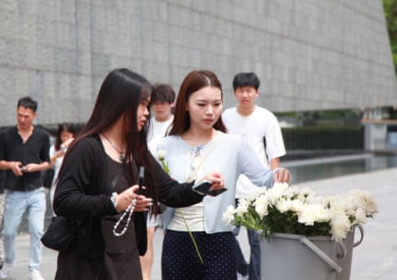 People choose chrysanthemums to dedicate to victims at the Nanjing Massacre memorial hall in September 2026.