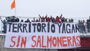 A photograph of a demonstration posted on the Facebook group ‘No salmoneras en el Canal Beagle’ (no salmon farming in Beagle Channel).