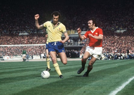 Peter Osgood takes on Lou Macari in the 1976 FA Cup final