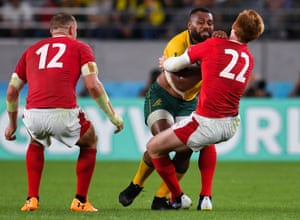 El australiano Samu Kerevi penalizó por liderar con el brazo contra Rhys Patchell de Gales.