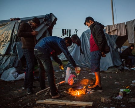 Migrants start to cook at the tent city