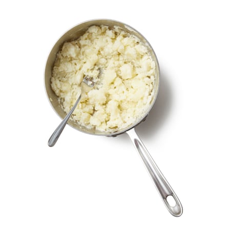 Felicity clock fish cake. Make the puree. Crush the potatoes well until they become a mixture of puree and large clumps.