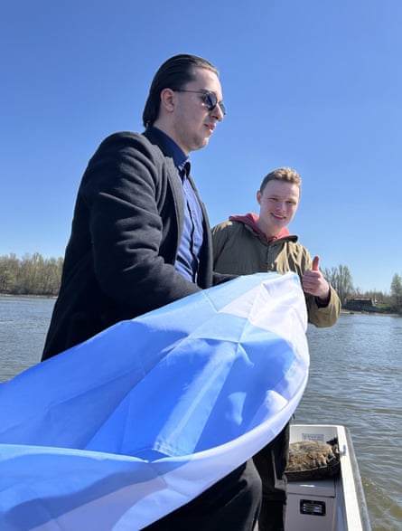 Daniel Jackson (right) on a boat with Domagoj Budetić, Verdis foreign minister since 2022, holding the Verdis flag
