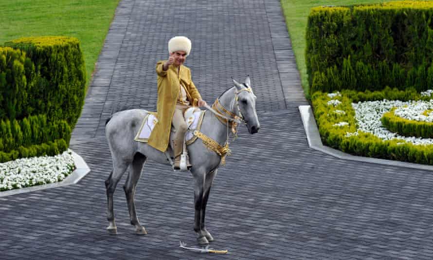 El presidente de Turkmenistán, Gurbanguly Berdimuhamedov, monta al pastor Akhal-Teke como parte de las celebraciones del Día del Caballo en Ashgabat.  La raza de perro Alabai ahora también se celebra ese día.