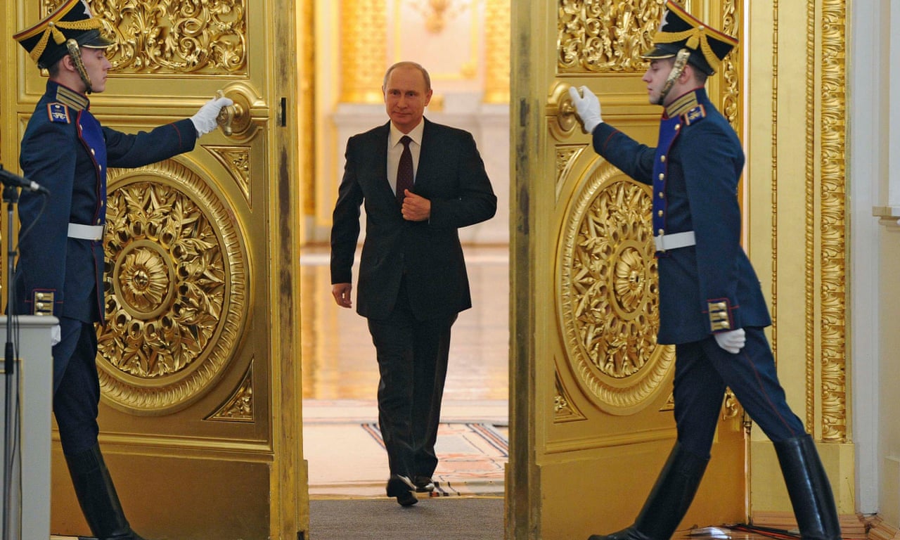 Vladimir Putin&amp;#39;s walk: the &amp;#39;gunslinger gait&amp;#39; – video | World news | The Guardian