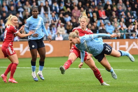 Rebecca Knaak scores the winning goal for Manchester City with a diving header