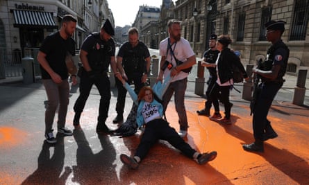 2023 年 9 月,一名氣候活動人士在巴黎被警方拘留