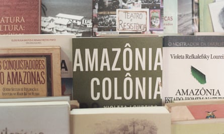 Le vrai libraire Amazon… les étagères de la librairie Banca do Largo, Manaus.