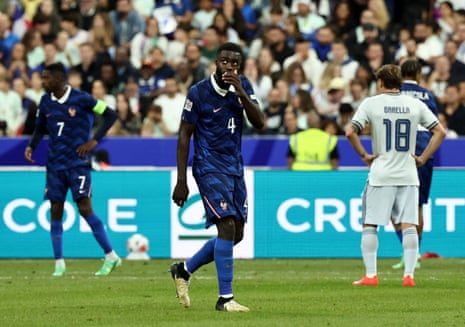 O francês Dayot Upamecano sai de campo após receber cartão vermelho.