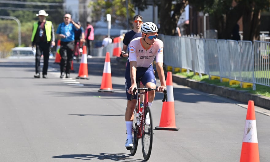 Matthew van der Poel mengundurkan diri dari balapan hari Minggu.