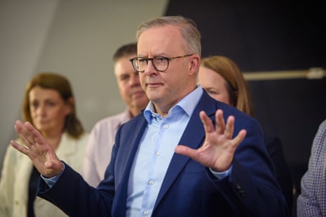 Anthony Albanese fala em uma coletiva de imprensa em Townsville