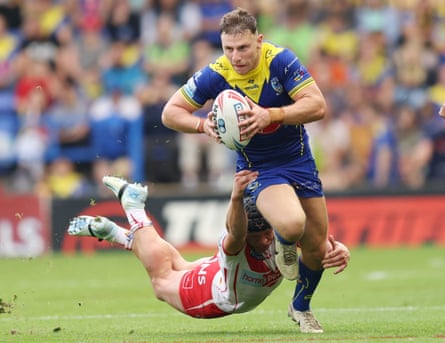 Warrington Wolves' George Williams in action with St Helens' Jonny Lomax in September 2024