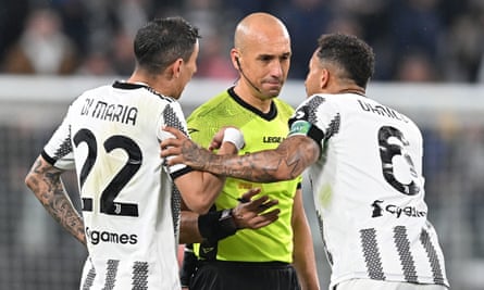 Angel Di Maria et Danilo montrent leur frustration à l'arbitre
