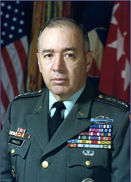 Retrato militar dos EUA por Richard Cavazos.