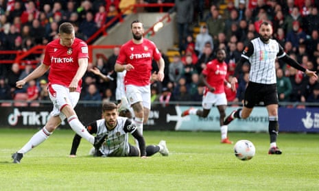 Paul Mullin mencetak gol penyeimbang untuk Wrexham.