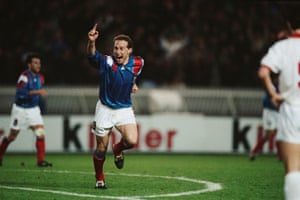 Jean-Pierre Papin celebra después de anotar contra Bélgica en marzo de 1992.