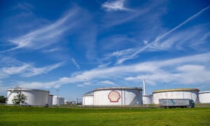 Royal Dutch Shell mengumumkan penurunan lainnya pada hari Senin.