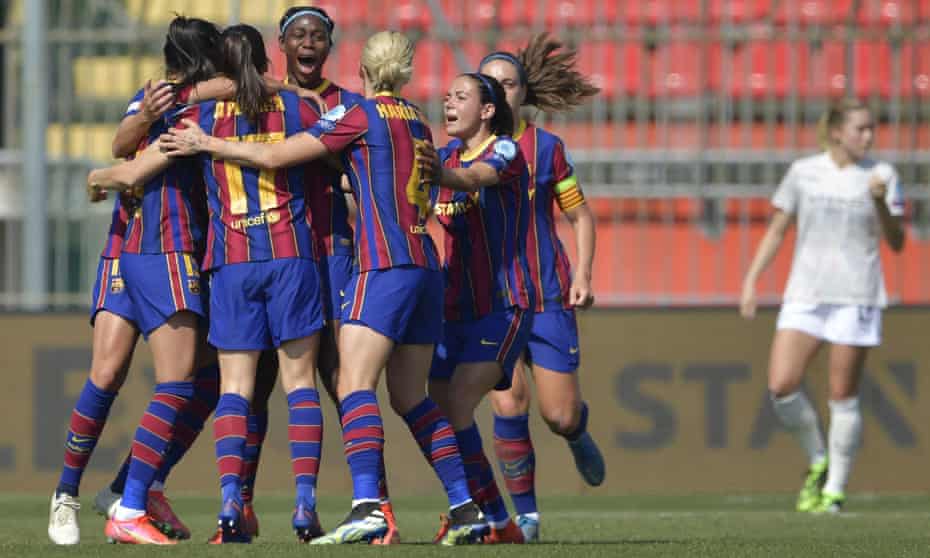 Asisat Oshoala is congratulated by her Barcelona teammates