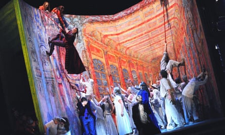 Simon Keenlyside در نقش Don Giovanni (بالا سمت چپ) در محصول سال 2002 فرانچسکا زامبلا برای خانه اپرای سلطنتی.