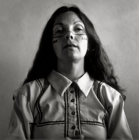 Graciela Iturbide - Autorretrato con los indios seris, desierto de Sonora, México, 1979