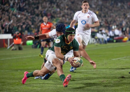 Cheslin Kolbe scores a try