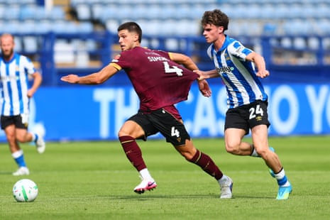 Ο Xavier Simons της Bolton Wanderers έχει τραβήξει τη μπλούζα του από τον Harry Gray της Sheffield Wednesday.