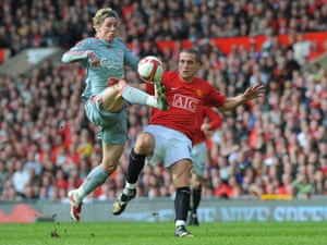 Fernando Torres beats Manchester United’s Nemanja Vidic to score the equaliser.