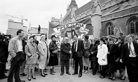 Frank Doran, centre right, with a delegation of Piper Alpha relatives outside the House of Commons in 1989.