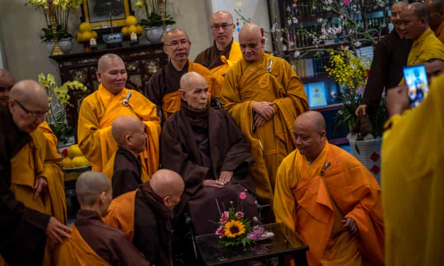 Des moines et des nonnes bouddhistes saluent Thich Nhat Hanh (au centre) dans un temple à Hue, au Vietnam, en 2020
