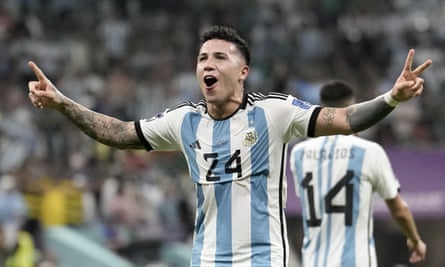 Енцо Фернандес празнува отбелязването на втория гол на Аржентина срещу Мексико