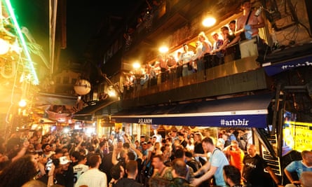Les supporters de Manchester City célèbrent leur victoire en Ligue des champions dans le centre d'Istanbul.