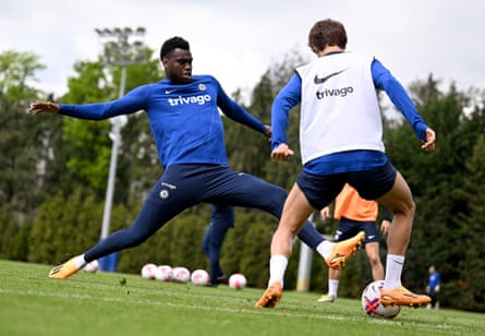 Benoît Badiashile dalam latihan Chelsea.
