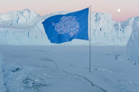 Agenda Antárctica’s redesigned flag for the icy continent highlights the impact of microplastics.