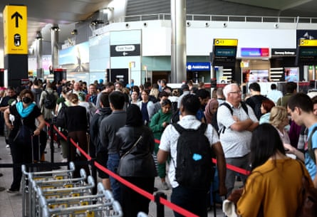 suasana ramai di bandara