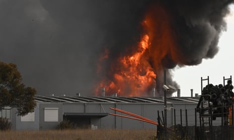 Fogo e fumaça são vistos no incêndio da fábrica em Derrimut.