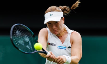Lulu Sun plays a shot