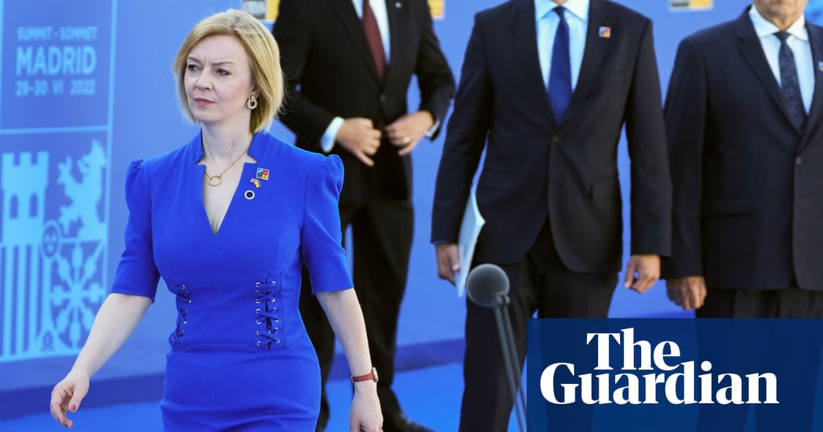 Liz Truss defends plans to cut British army by nearly 10,000 軍