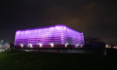 Le bâtiment Beacon of Light à Sunderland, avec le stade de lumière du club derrière lui.