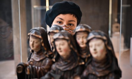 Mujer con estatuas de monjas medievales