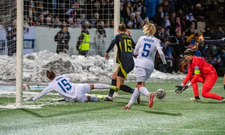 Natalia Kuikka marcou um gol antes de impedir Jenna Clark da linha no playoff de qualificação para o Euro 2025 feminino.